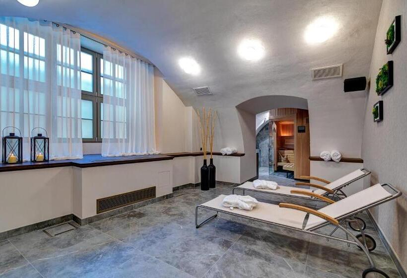 هتل Old Town Haston