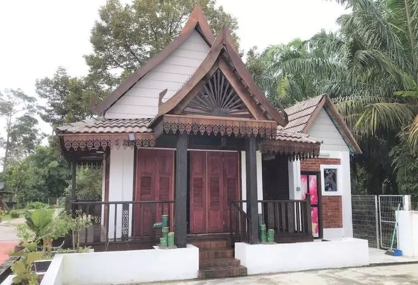 Hotelli Oyo 90332 Jentayu Homestay Pontian