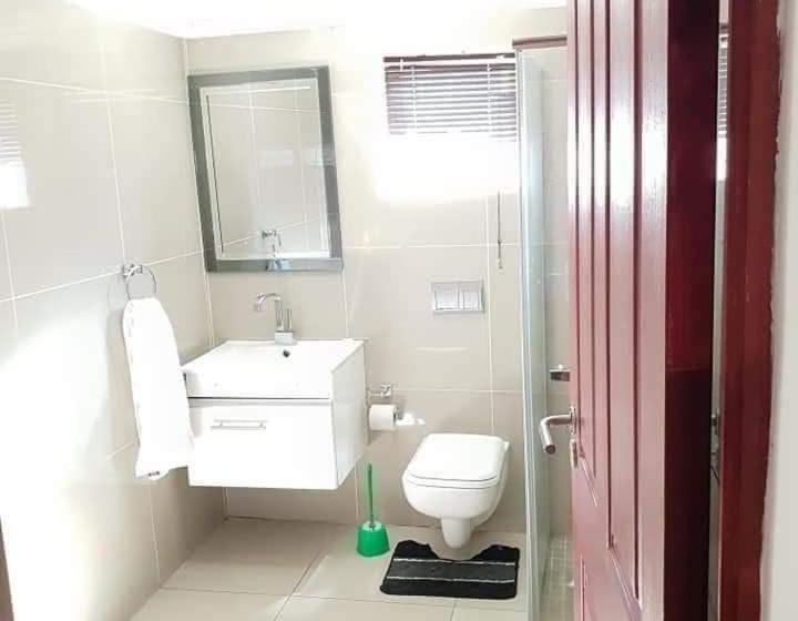 Aamiaismajoitus (B&B) Ebi Okeng Attorneys Inc, 11 Byron Road Table View