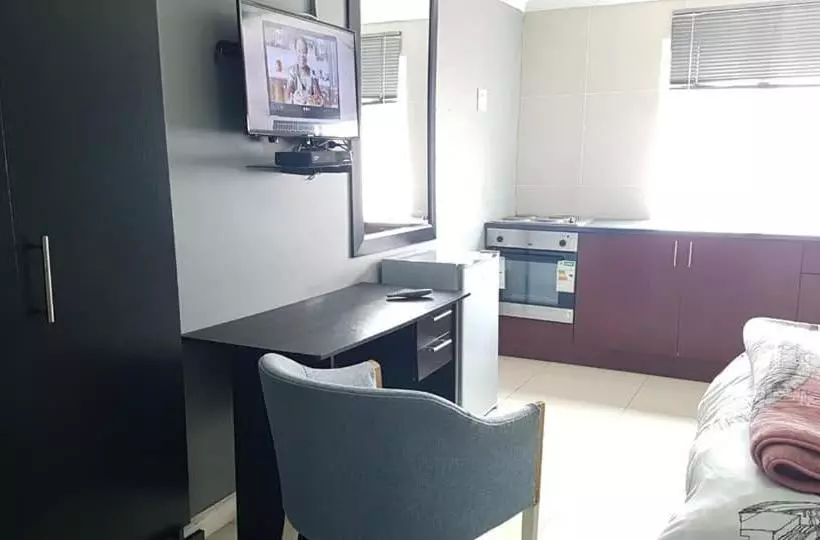 Aamiaismajoitus (B&B) Ebi Okeng Attorneys Inc, 11 Byron Road Table View