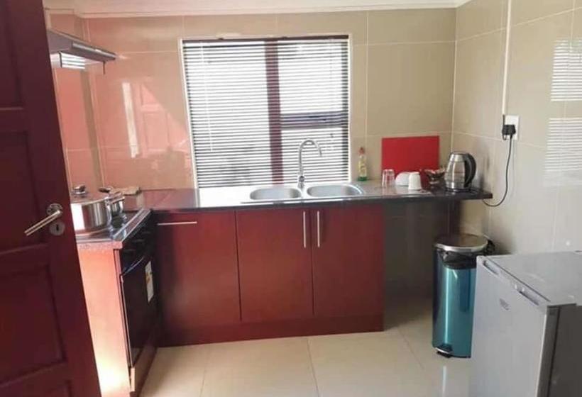 Aamiaismajoitus (B&B) Ebi Okeng Attorneys Inc, 11 Byron Road Table View