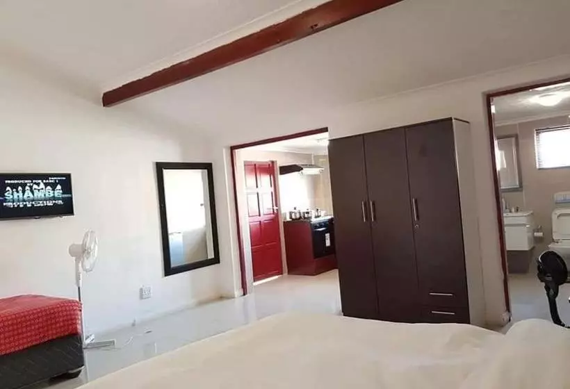 Aamiaismajoitus (B&B) Ebi Okeng Attorneys Inc, 11 Byron Road Table View