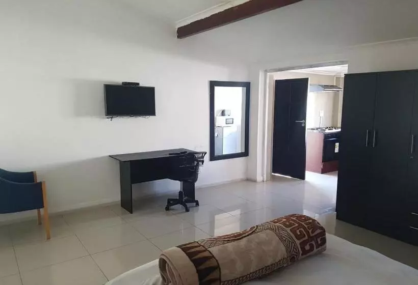 Aamiaismajoitus (B&B) Ebi Okeng Attorneys Inc, 11 Byron Road Table View