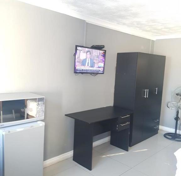 Aamiaismajoitus (B&B) Ebi Okeng Attorneys Inc, 11 Byron Road Table View