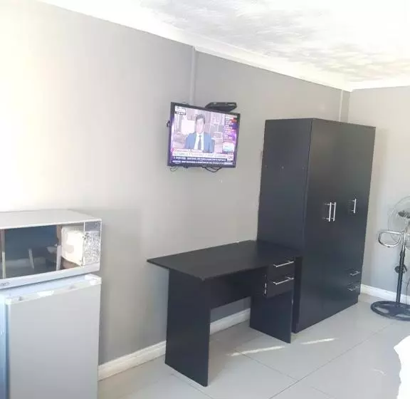 Aamiaismajoitus (B&B) Ebi Okeng Attorneys Inc, 11 Byron Road Table View