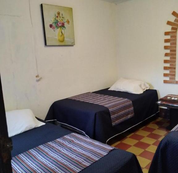 هتل Acatenango Inn