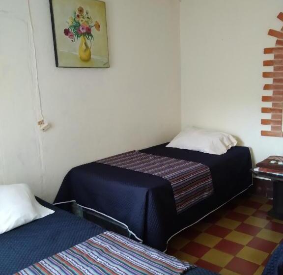 هتل Acatenango Inn