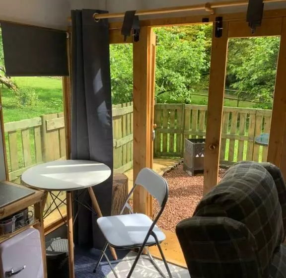 Aamiaismajoitus (B&B) Hedgehog Lodge