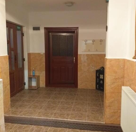 هتل Pensiunea Floare De Colt