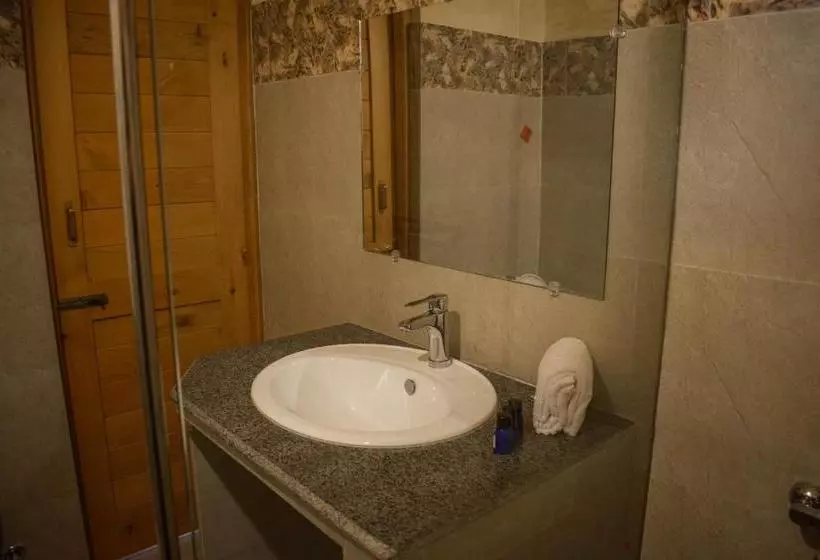 هتل Roomy Hindukush Sarai, Chitral