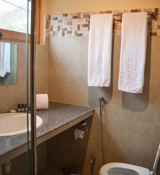 هتل Roomy Hindukush Sarai, Chitral