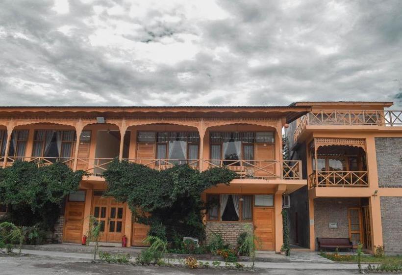 Hotel Roomy Hindukush Sarai, Chitral
