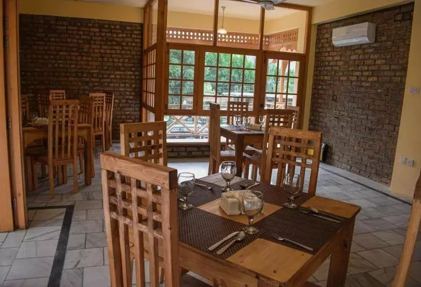 هتل Roomy Hindukush Sarai, Chitral