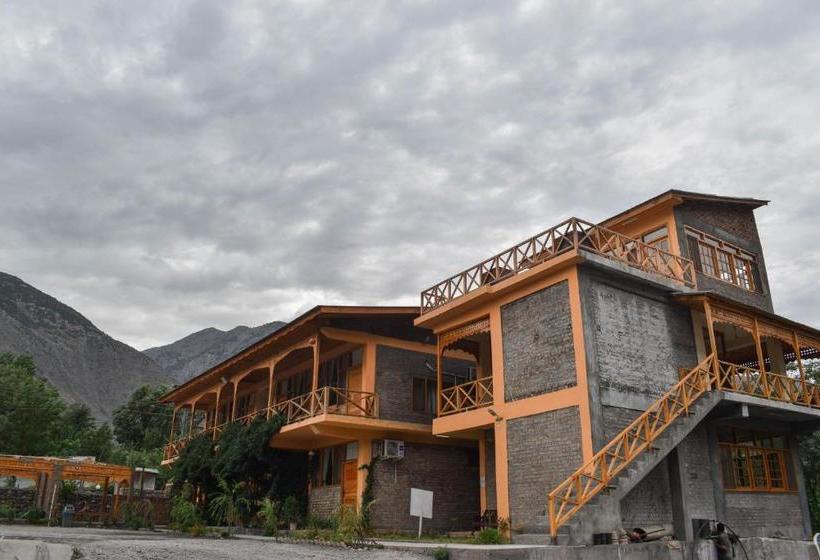 Hotel Roomy Hindukush Sarai, Chitral