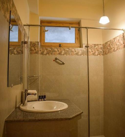 Hotel Roomy Hindukush Sarai, Chitral