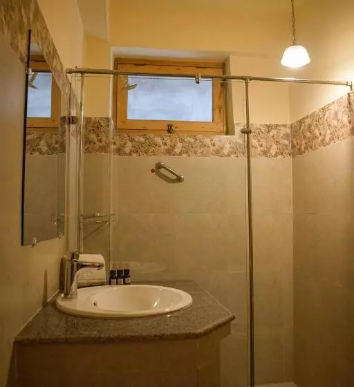 هتل Roomy Hindukush Sarai, Chitral