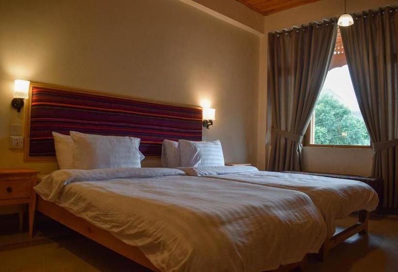 Hotel Roomy Hindukush Sarai, Chitral