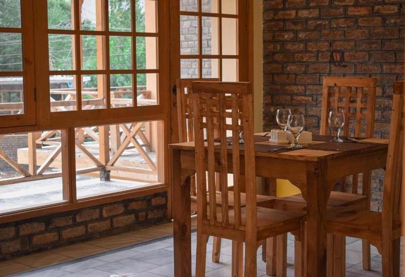 Hotel Roomy Hindukush Sarai, Chitral