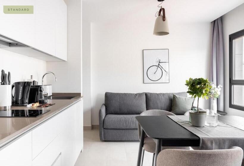 Limehome Sevilla Calle Torcuato Luca De Tena Digital Access