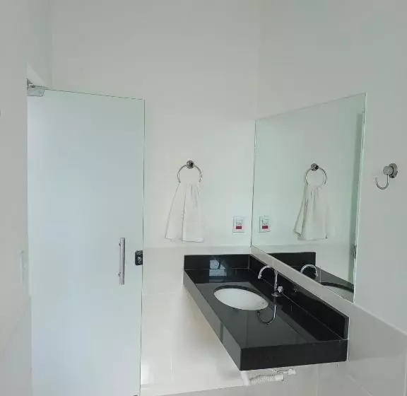 Majatalo Hospedagem Casa Branca Localizada Em Um Bairro Nobre De Capitólio, Escarpas Do Lago