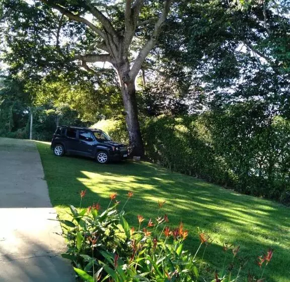 Majatalo Hospedagem Casa Branca Localizada Em Um Bairro Nobre De Capitólio, Escarpas Do Lago