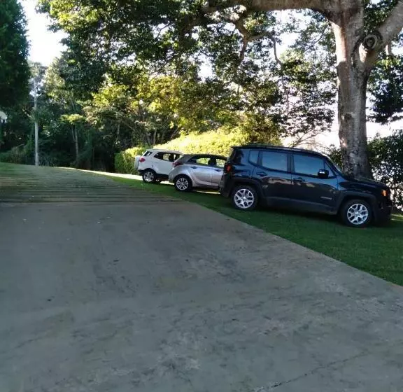 Majatalo Hospedagem Casa Branca Localizada Em Um Bairro Nobre De Capitólio, Escarpas Do Lago