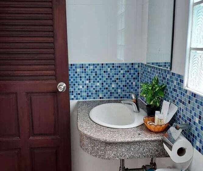 ユースホステル Aromdee At Naithon Beach