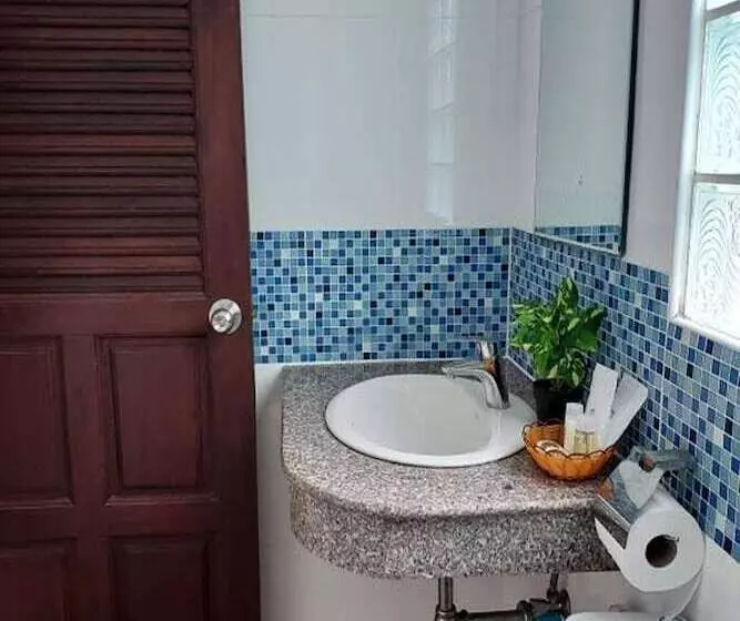 Retkeilymaja Aromdee At Naithon Beach