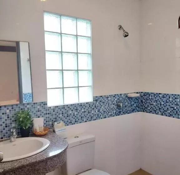 Retkeilymaja Aromdee At Naithon Beach