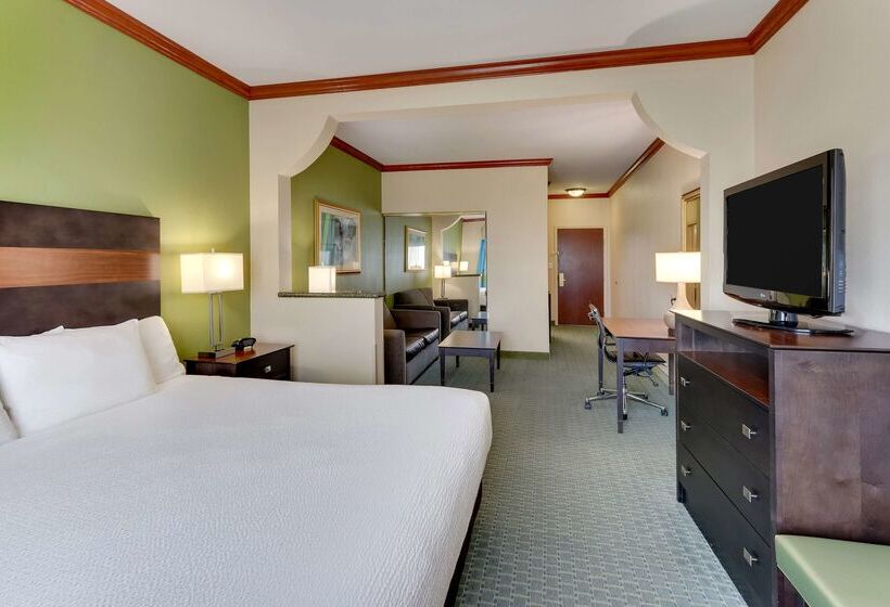 Отель Comfort Inn & Suites