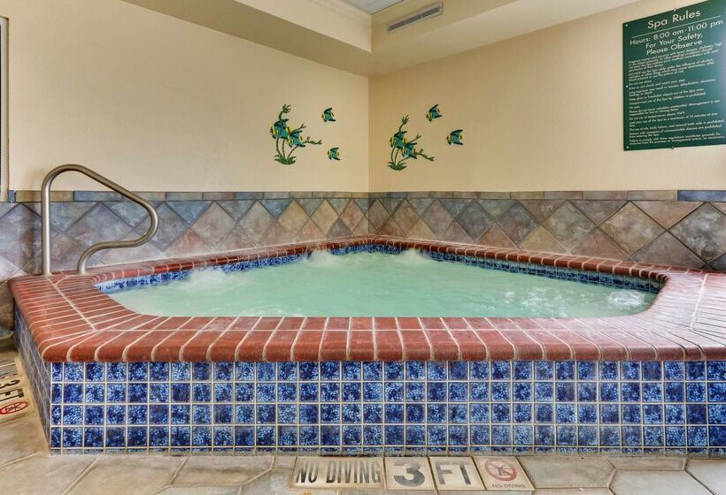 Отель Comfort Inn & Suites