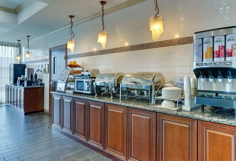 Отель Comfort Inn & Suites