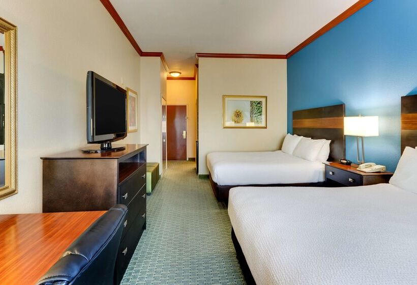 Отель Comfort Inn & Suites