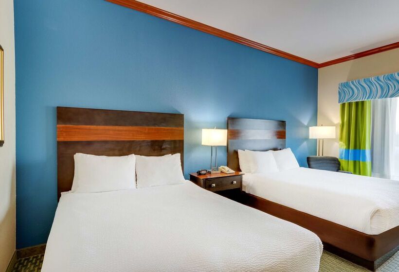 Отель Comfort Inn & Suites