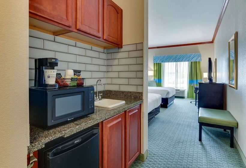 Отель Comfort Inn & Suites