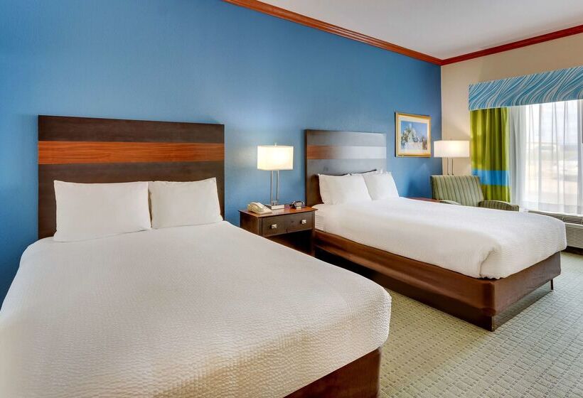 Отель Comfort Inn & Suites