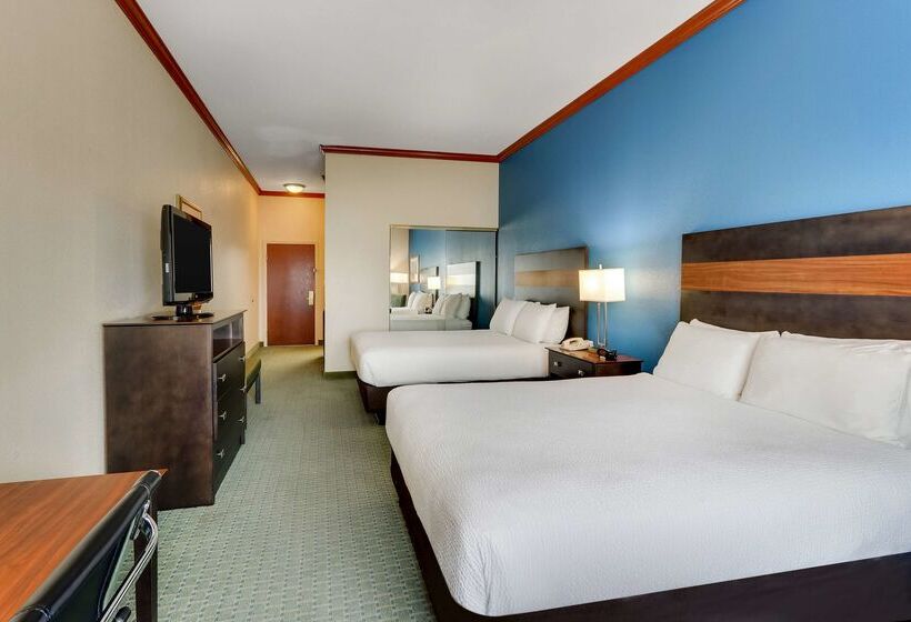 Отель Comfort Inn & Suites