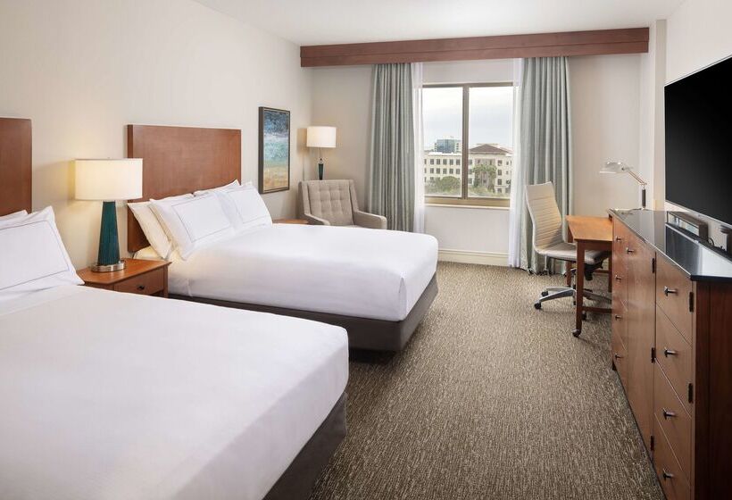 בית מלון כפרי Hilton St. Petersburg Carillon Park