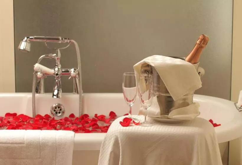 Le Petit Village Boutique Hotel & Spa