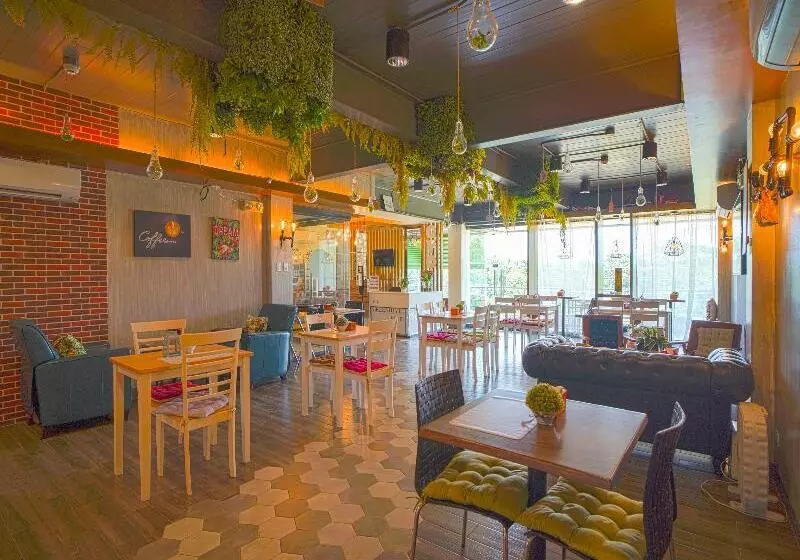 Hotelli Oyo 785 The Greenhive