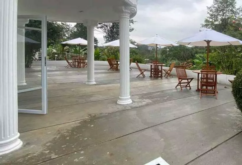 ホテル Reddoorz Plus @ Megamendung Puncak 2