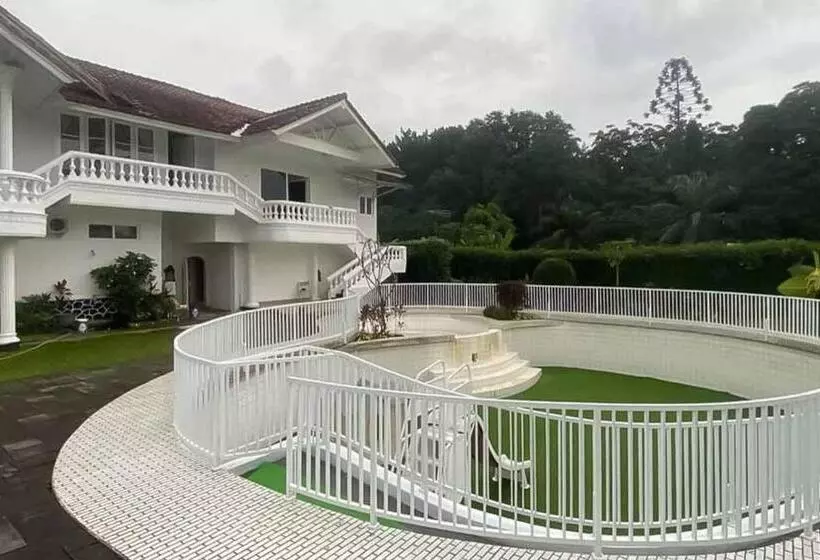 ホテル Reddoorz Plus @ Megamendung Puncak 2