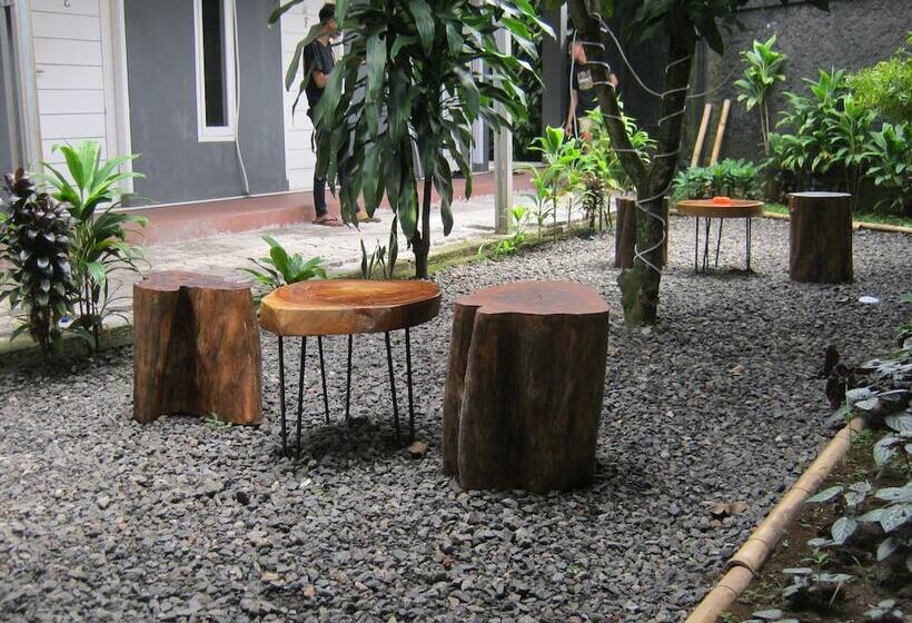 Szálloda Aqilakost N Cafe Gadog Puncak