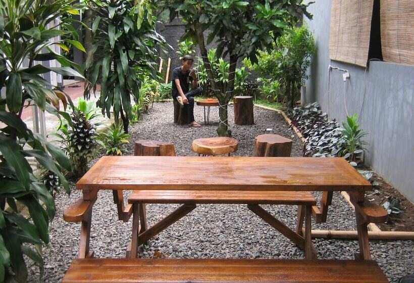 Szálloda Aqilakost N Cafe Gadog Puncak