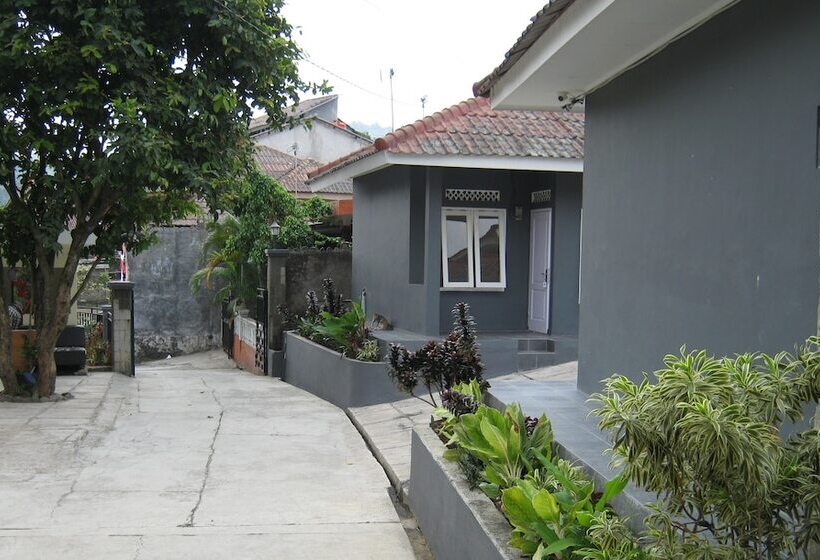 Szálloda Aqilakost N Cafe Gadog Puncak