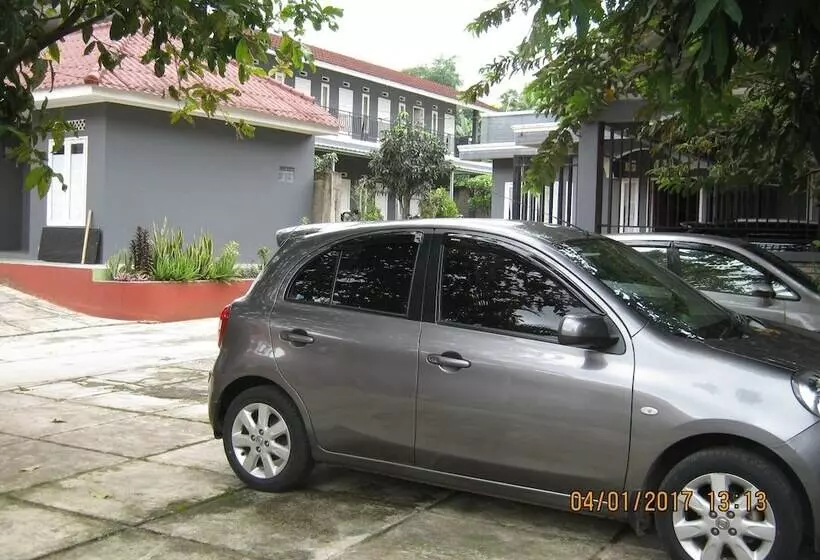 Hotelli Aqilakost N Cafe Gadog Puncak