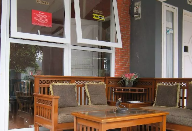 Hotelli Aqilakost N Cafe Gadog Puncak