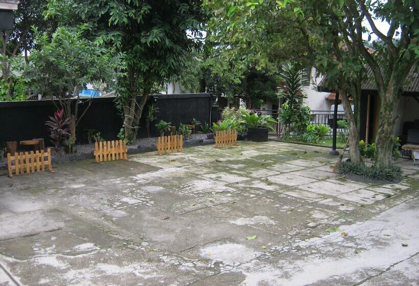 Szálloda Aqilakost N Cafe Gadog Puncak