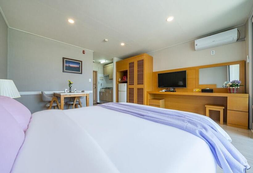 Отель Goseong Sunshine Beach Pension