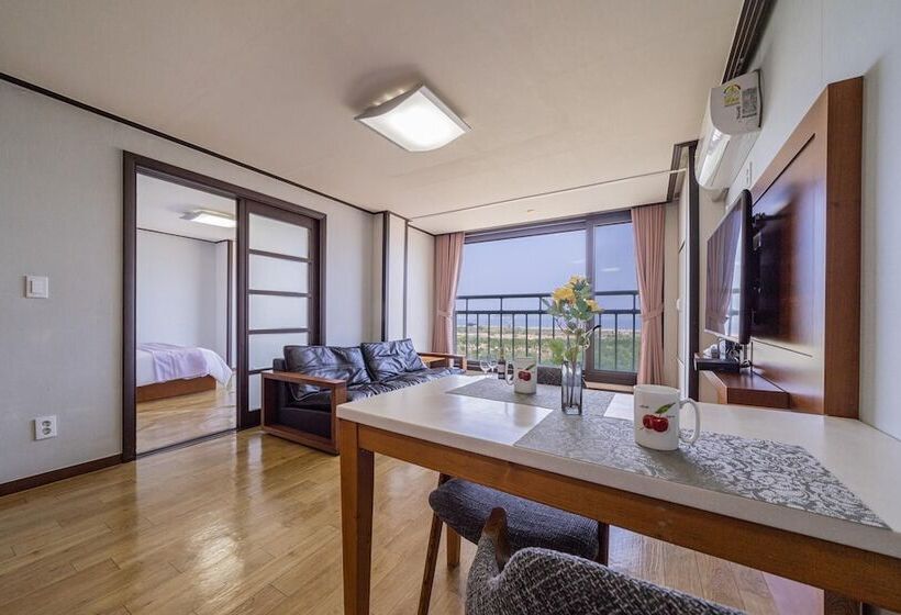 Отель Goseong Sunshine Beach Pension